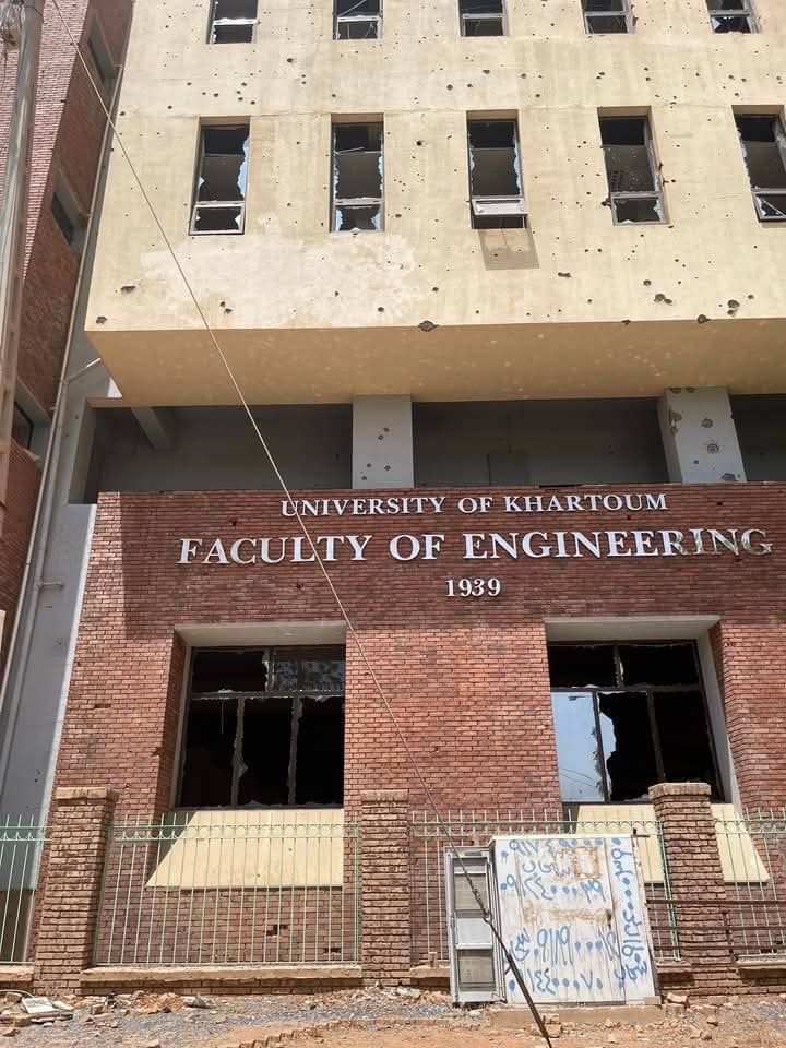 مبنى متضرر بكلية الهندسة